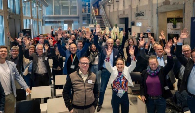 Teilnehmer des Event die mit erhobenen Händen winken