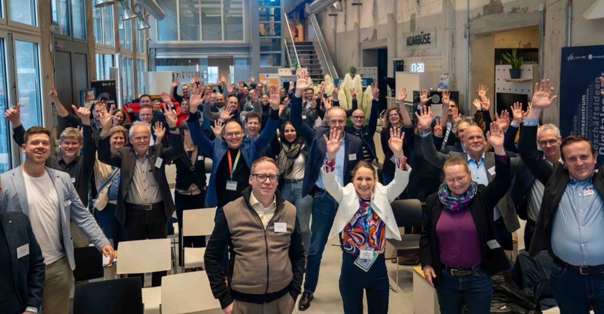 Teilnehmer des Event die mit erhobenen Händen winken