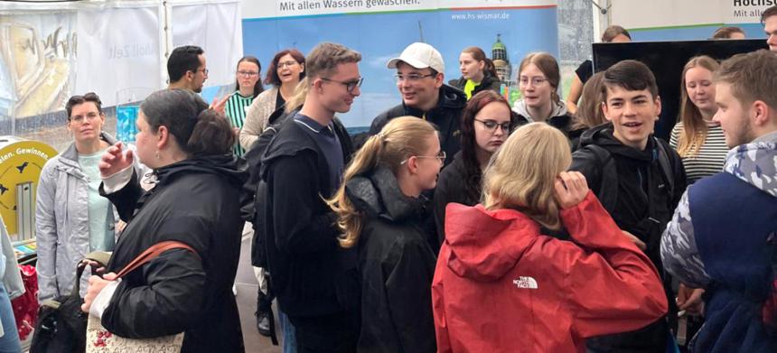 Besucher des Campus Ahoi Tages 2024 an der Hochschule Wismar