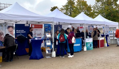 Stand des Open Factory Campus auf der Sommertour der Hochschule Wismar 