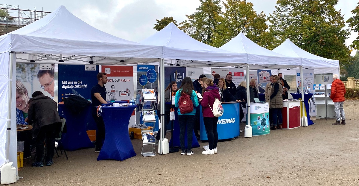 Stand des Open Factory Campus auf der Sommertour der Hochschule Wismar 