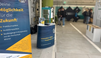 RollUp und Messtand des OFC beim Tag der Technik 2026 an der Hochschule Wismar
