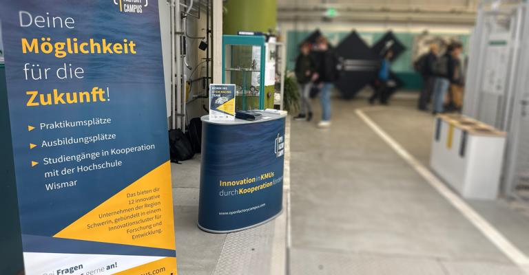 RollUp und Messtand des OFC beim Tag der Technik 2026 an der Hochschule Wismar