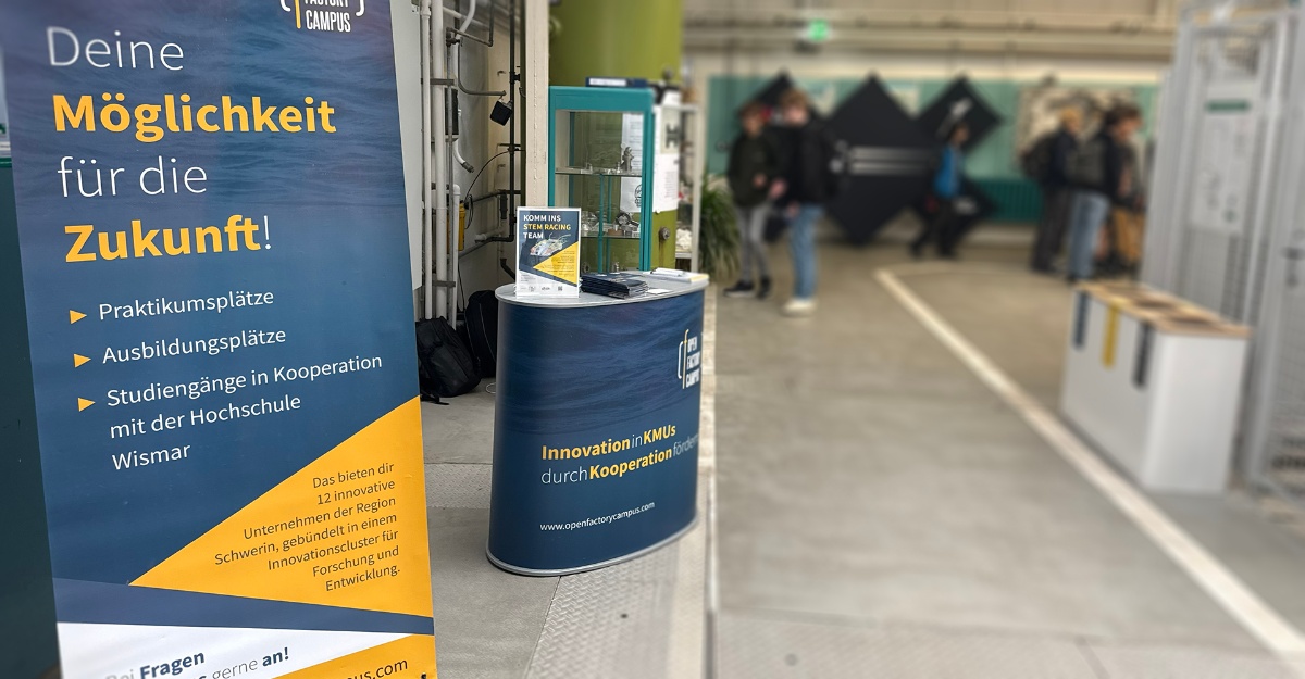 ofc-tag-der-technik-2026 © Open Factory Campus e.V. RollUp und Messtand des OFC beim Tag der Technik 2026 an der Hochschule Wismar